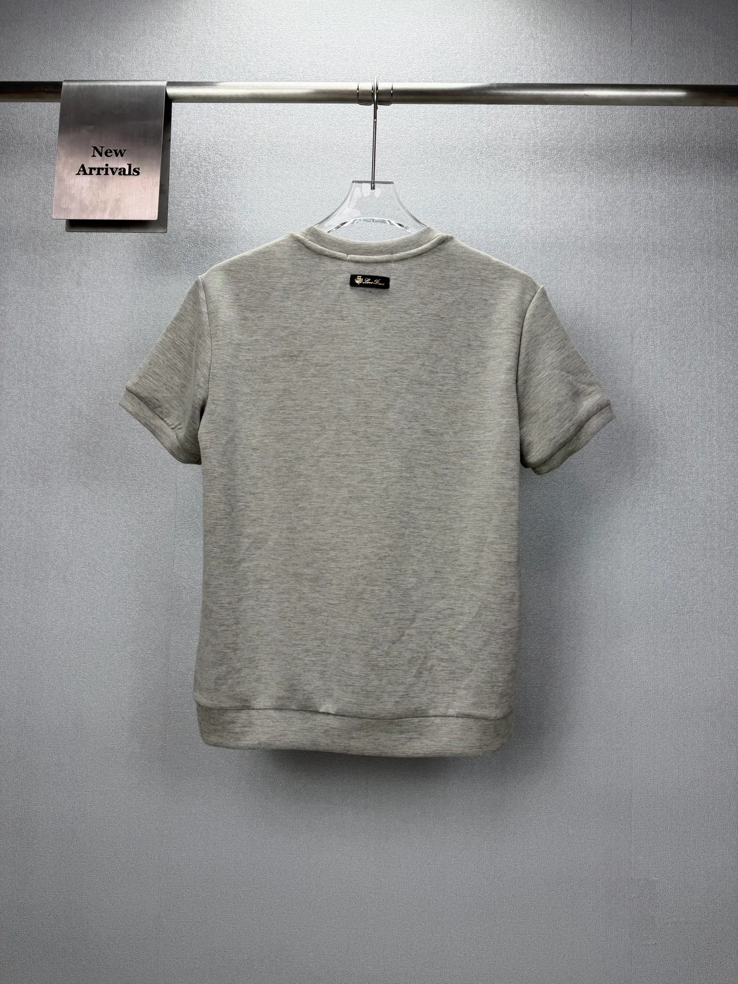 Loro Piana 2026New Arrival old money style solid color simple couple style round neck short-sleeved T-shirt High version High version The fabric is made of cotton➕polyester fiber composite material, the whole body is solid color simple and loose fit, the back neck leather letter logo embroidery design is fashionable and individual. Super Versatile and good-looking short-sleeved T-shirt. Very suitable for both men and women. A must-have for everyone. Packaging, tag, collar label, washed wheat, complete👍 Color: Dark Gray, Brown, Light Gray, Cream White Sizes: M-3XL
